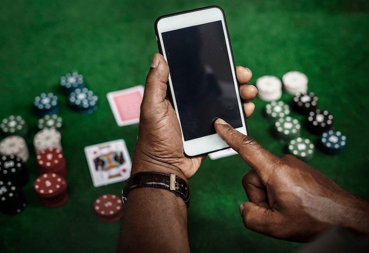 Suasana seru menonton pertandingan sepak bola sambil menggunakan platform taruhan olahraga langit77 di ponsel